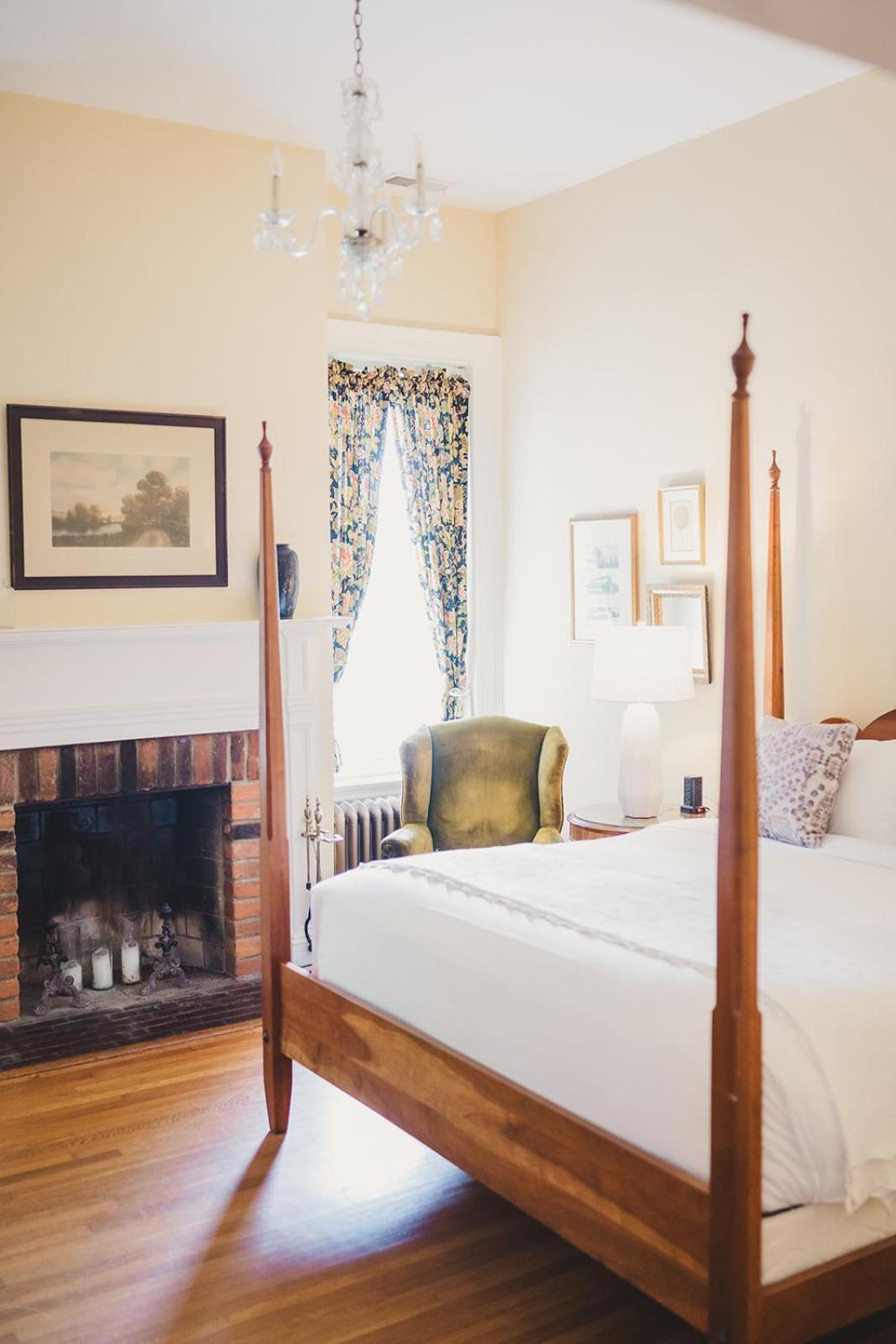 Ironclad Inn And Bourbon Room Fredericksburg Extérieur photo