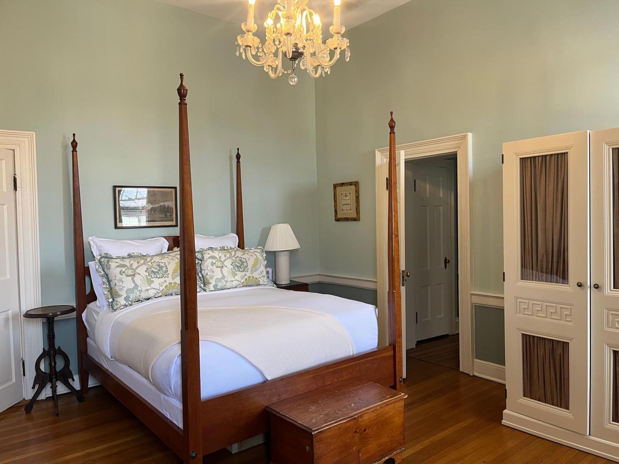 Ironclad Inn And Bourbon Room Fredericksburg Extérieur photo