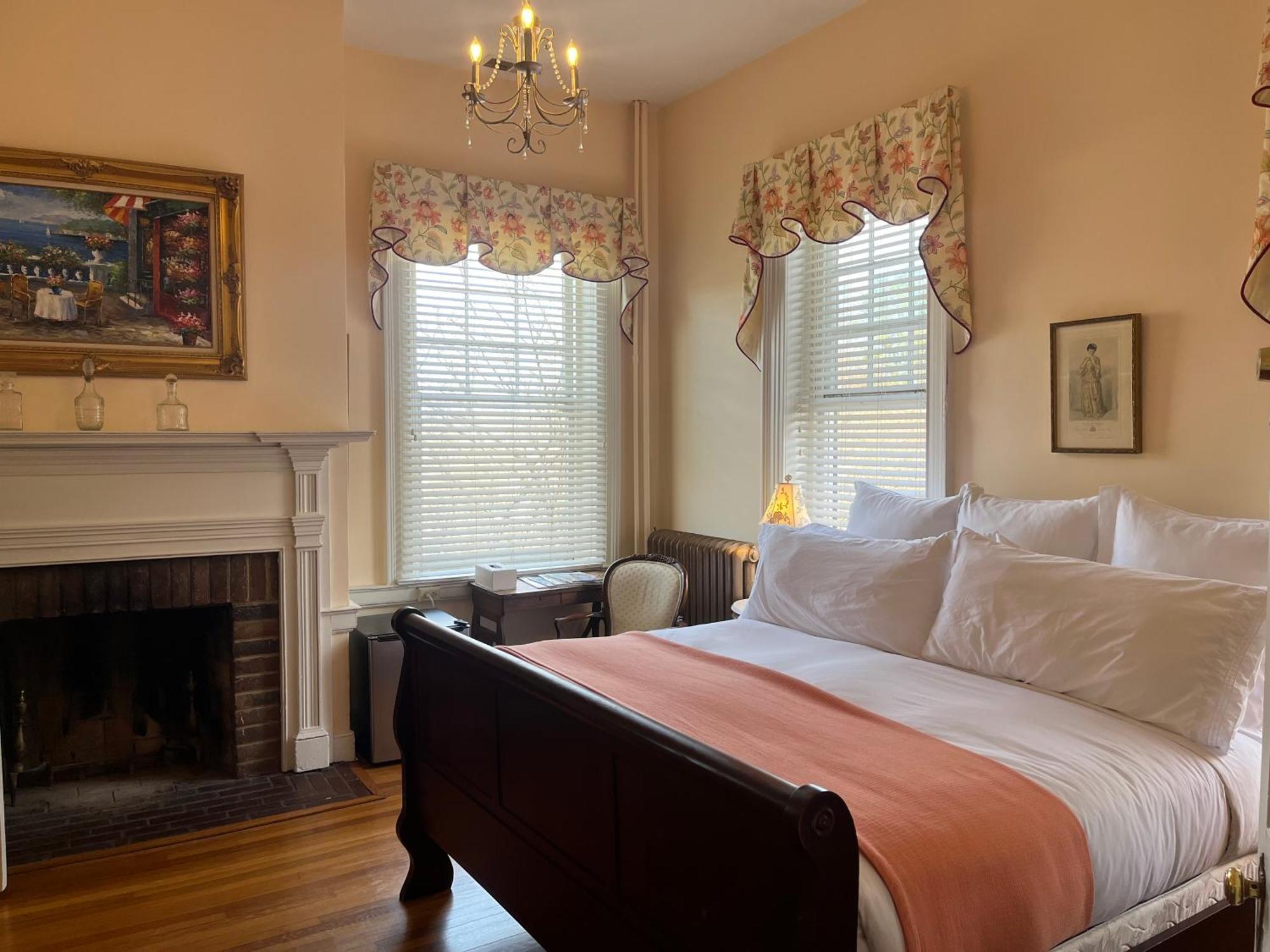 Ironclad Inn And Bourbon Room Fredericksburg Extérieur photo