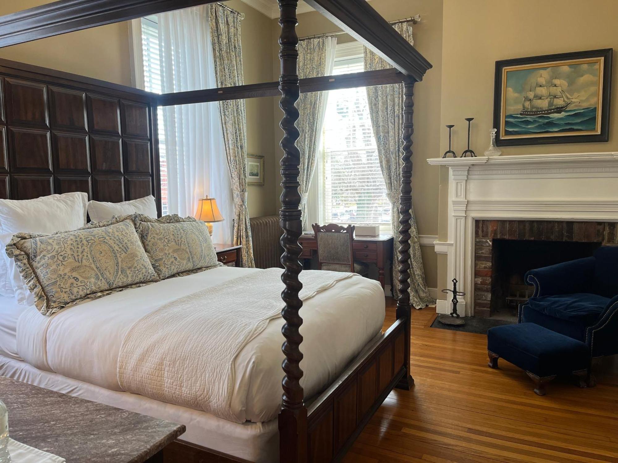Ironclad Inn And Bourbon Room Fredericksburg Extérieur photo